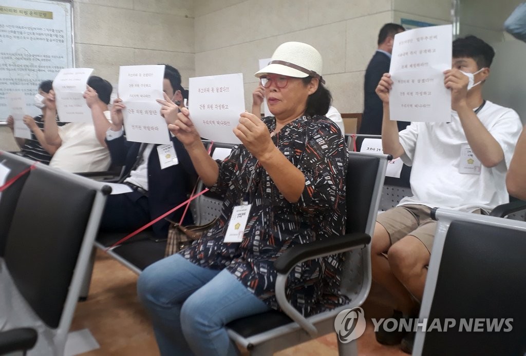 '동료와 부적절 관계' 김제시의원 제명 요구하는 시민들