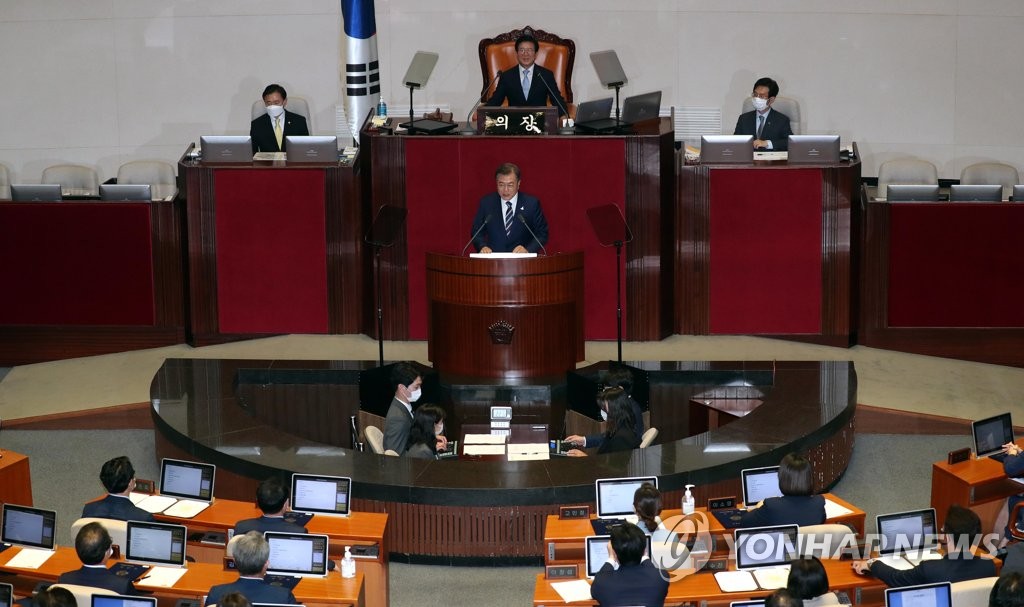 제21대 국회 개원식에서 축하 연설하는 문재인 대통령