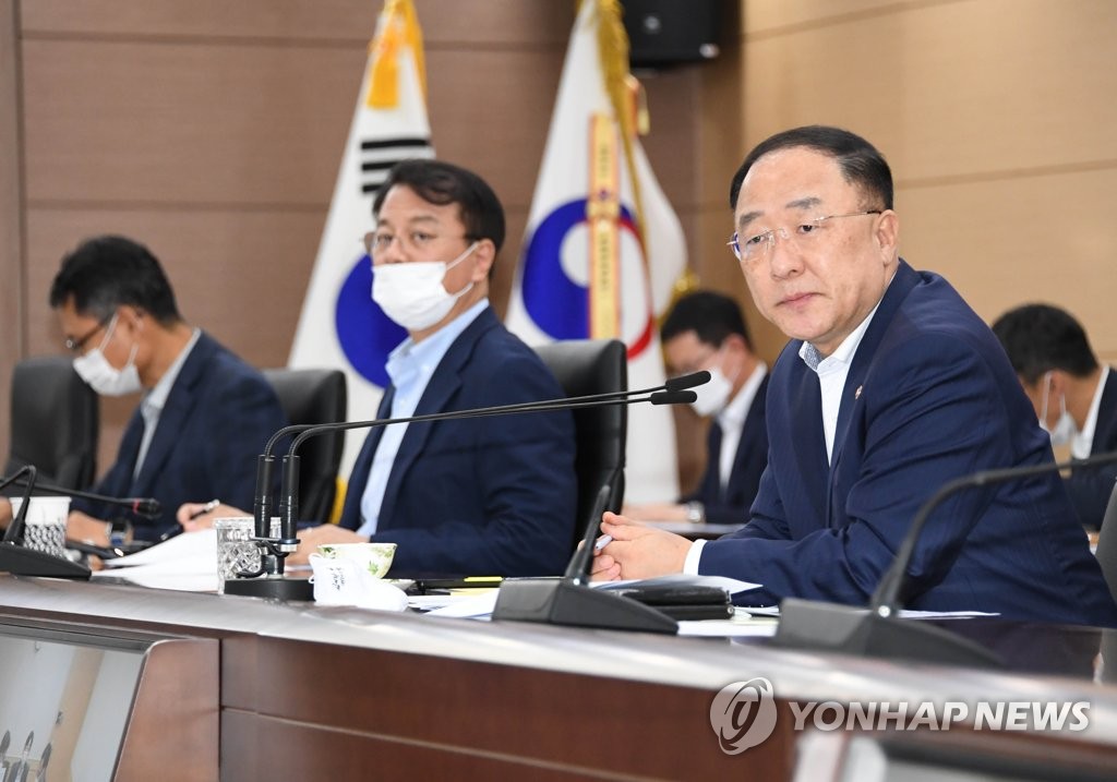 발언하는 홍남기 부총리
