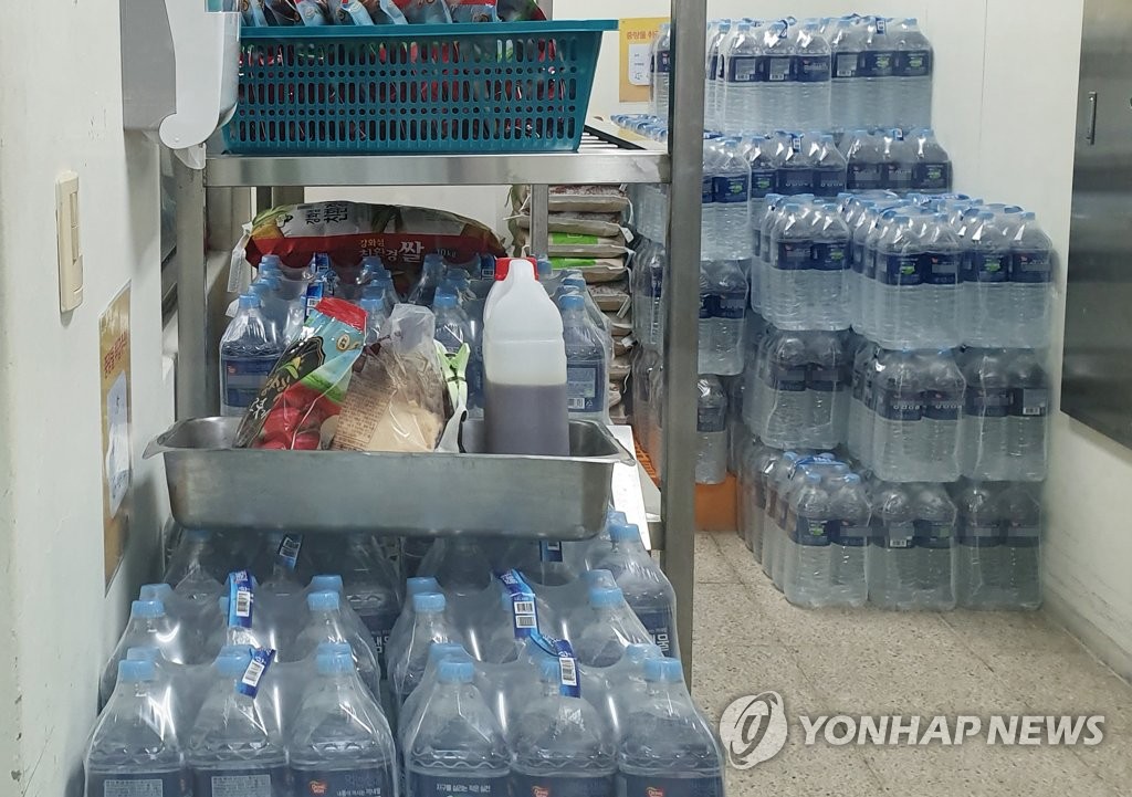 급식실에 쌓인 생수병
