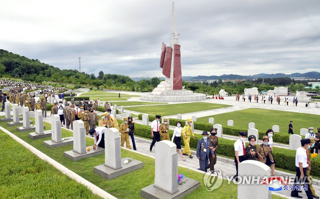 참전 열사묘에 헌화하는 전국노병대회 참가자들