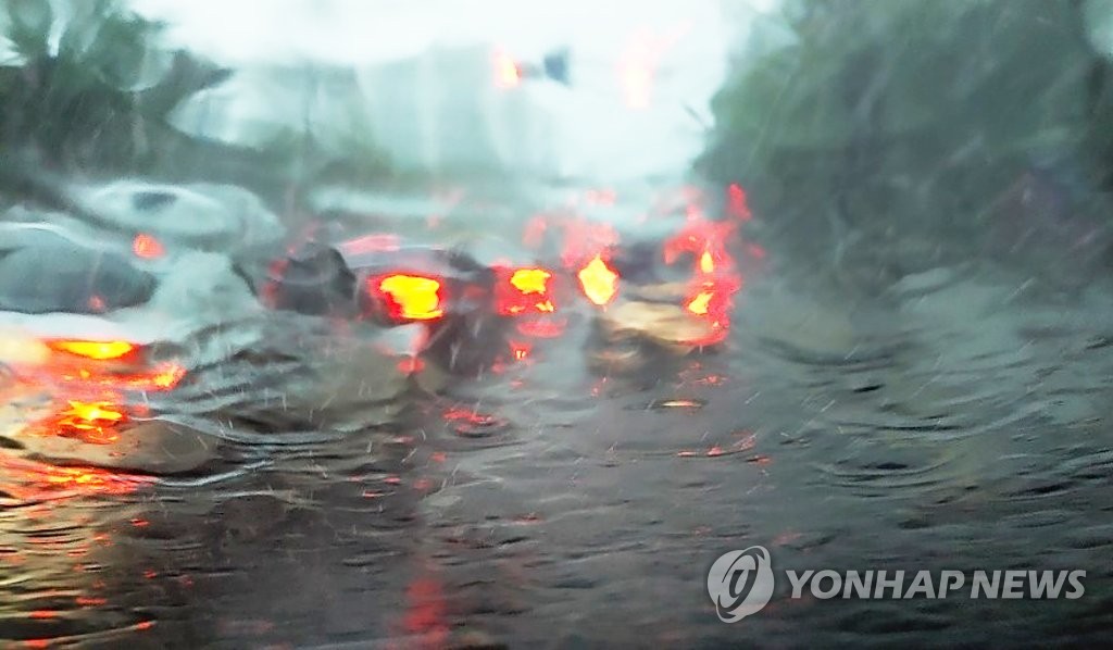 차량 유리창에 쏟아지는 폭우