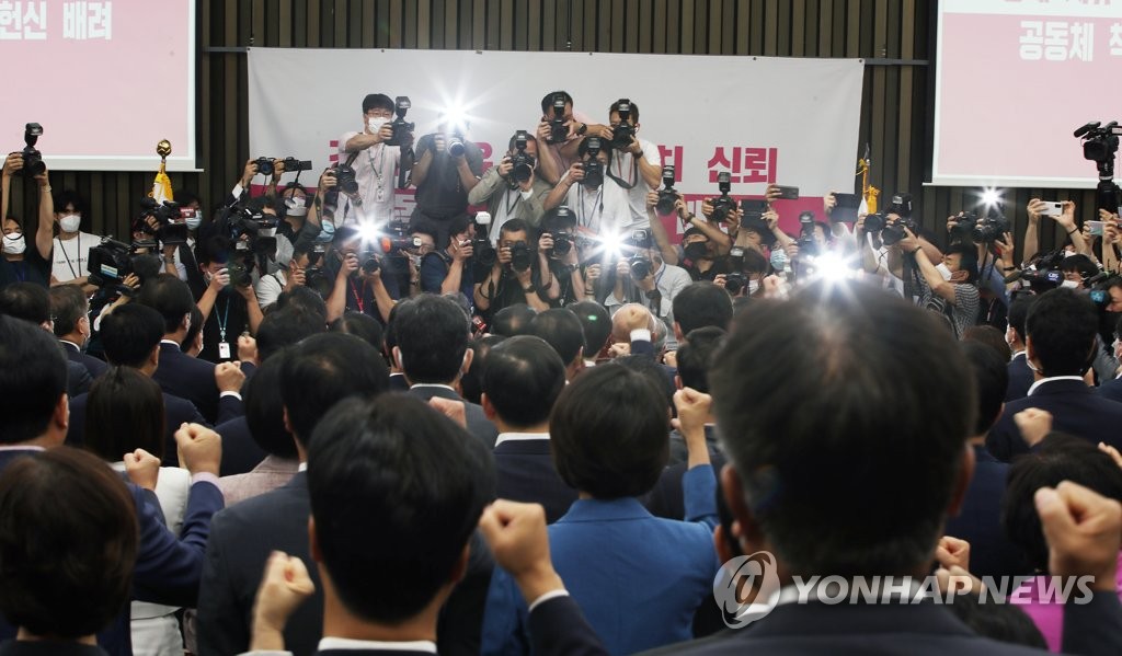 주먹 불끈 쥔 통합당