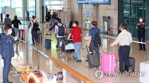 공항 청사 나서는 이라크 파견 근로자들