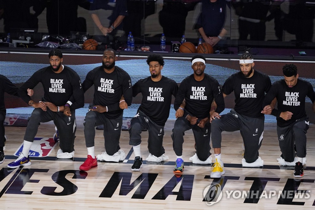 인종차별 반대 '무릎 꿇기'하는 NBA 선수들