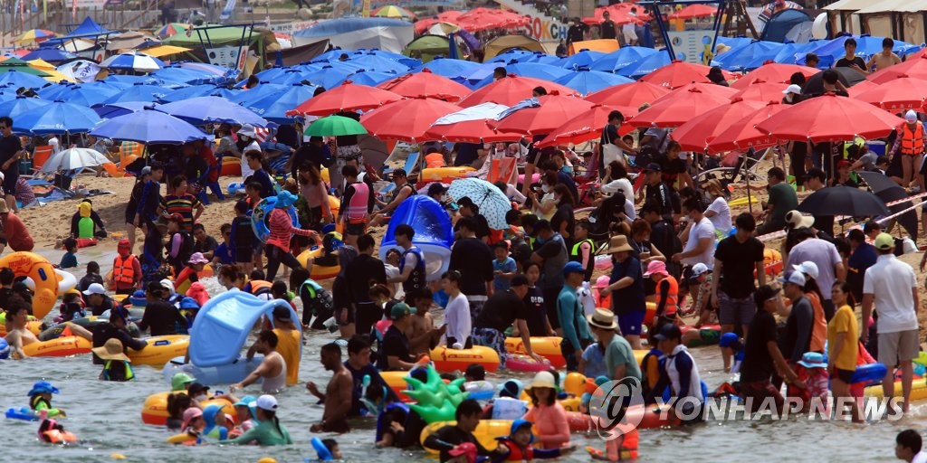 '본격 피서철'…피서객들로 붐비는 속초해수욕장