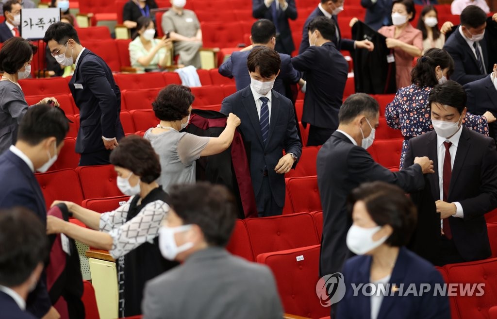 가족이 입혀주는 법복