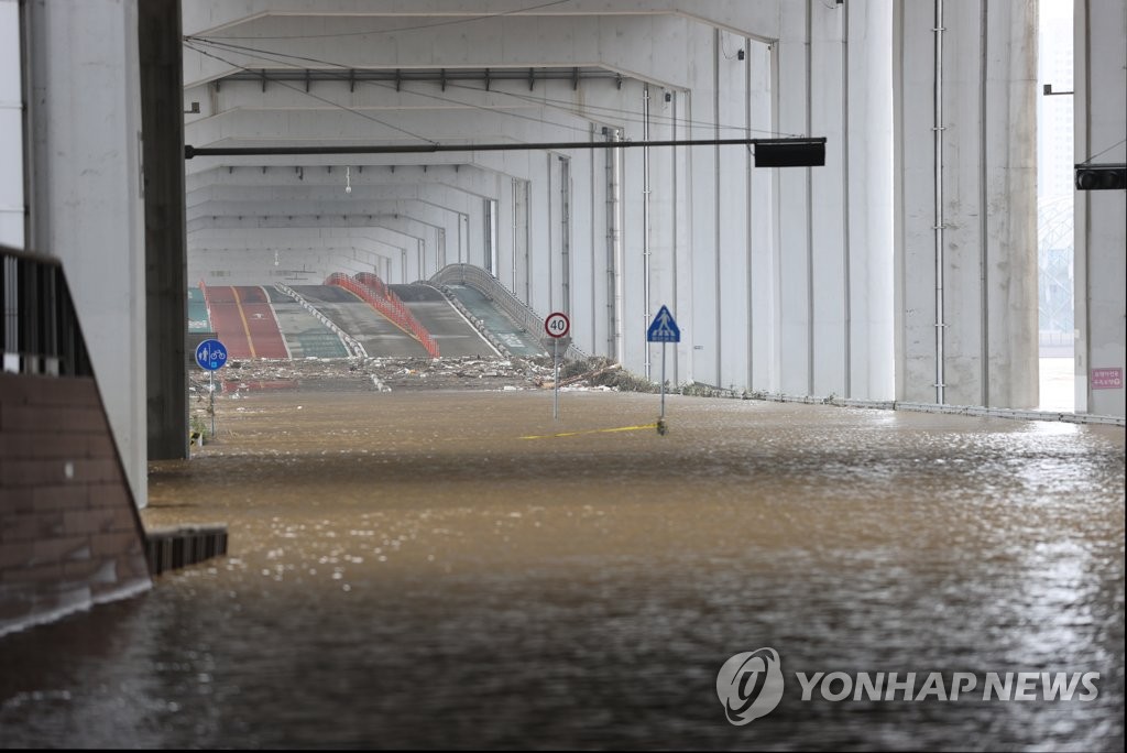ソウルを流れる漢江の水位が上がり、通行止めになった潜水橋＝４日、ソウル（聯合ニュース）