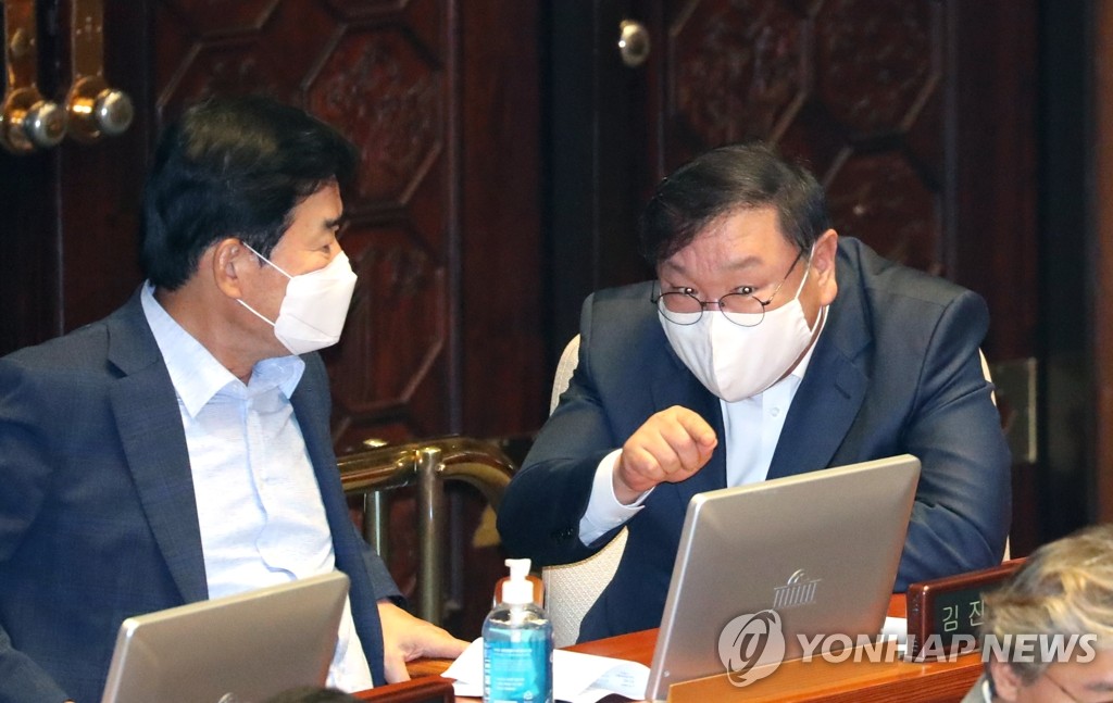 본회의 참석한 민주당 김태년 원내대표
