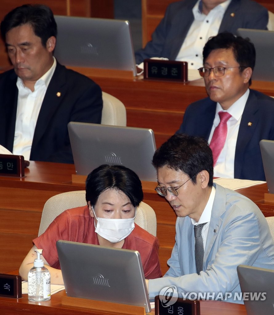본회의 참석한 윤희숙-김웅 의원