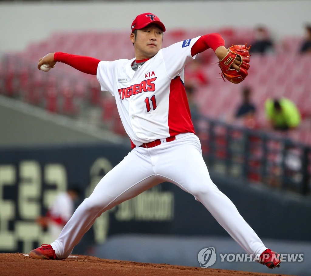 Lee Min-woo pitches for Kia Lee Min-woo pitches for Kia