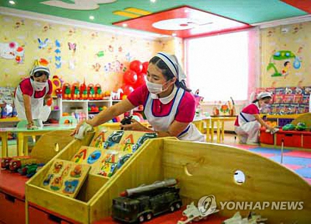 平壌の保育園 消毒作業に大わらわ 平壌の保育園 消毒作業に大わらわ