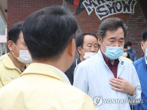 브리핑 듣는 이낙연