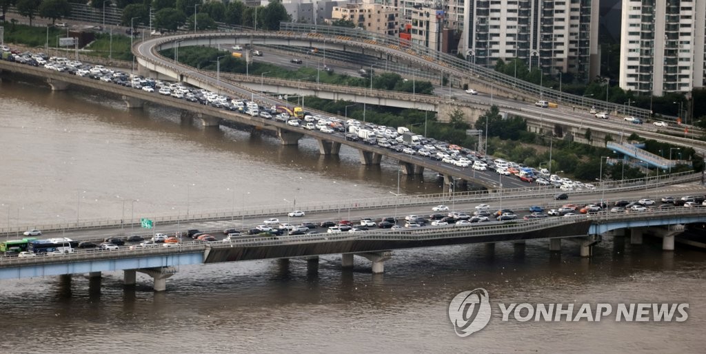 한강 수위 상승으로 서울 주요도로 종일 통제…퇴근길도 고행길