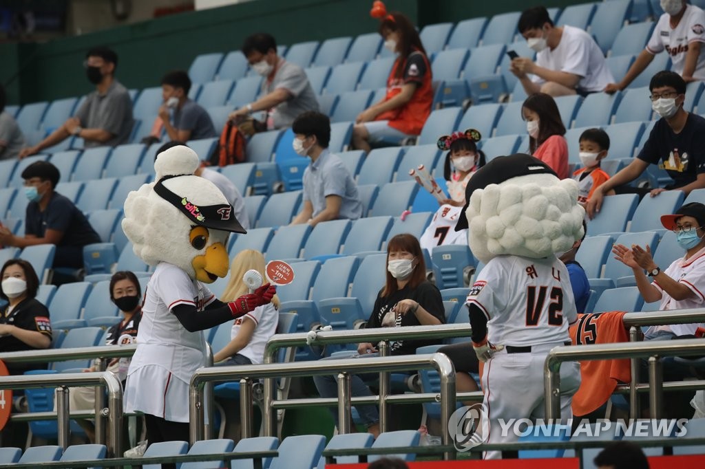 In this file photo from Aug. 6, 2020, mascots for the Hanwha Eagles remind fans to adhere to health guidelines during a Korea Baseball Organization regular season game between the Eagles and the NC Dinos at Hanwha Life Eagles Park in Daejeon, 160 kilometers south of Seoul. (Yonhap)