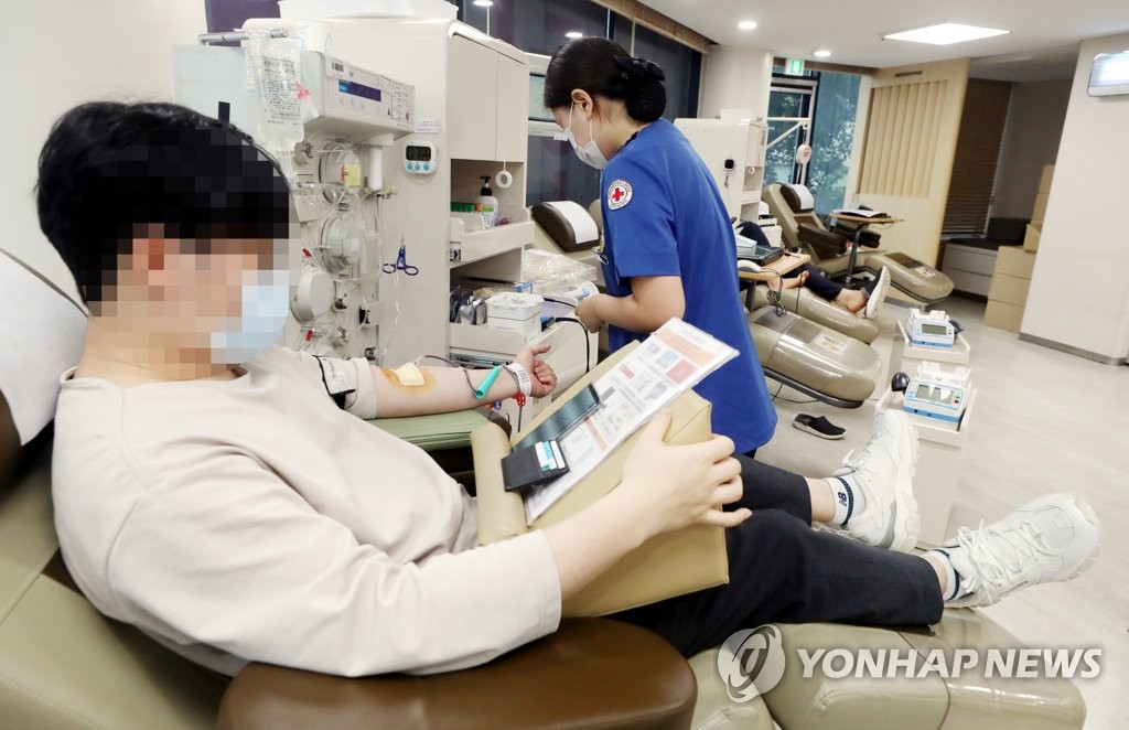 헌혈하는 인천지역 한 전공의
