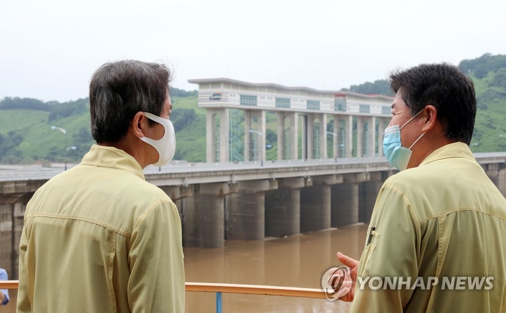 Unification Minister Lee In-young (L) visits Gunnam Dam on the Imjin River that runs across the inter-Korean border in the South Korean border town of Yeoncheon, 62 kilometers north of Seoul, on Aug. 7, 2020, in this photo provided by the ministry. (PHOTO NOT FOR SALE) (Yonhap)