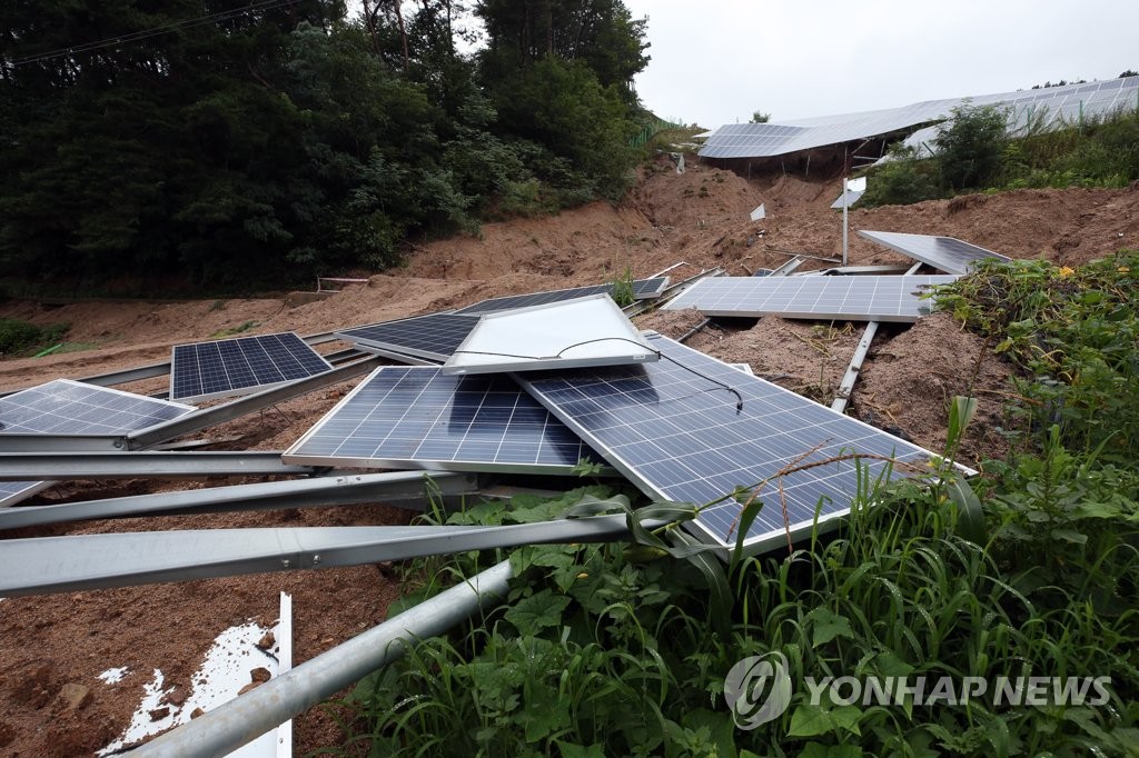2020년 8월 8일 오후 충북 제천시 대랑동 태양광 설비가 산사태로 파손된 모습. [연합뉴스 자료사진]