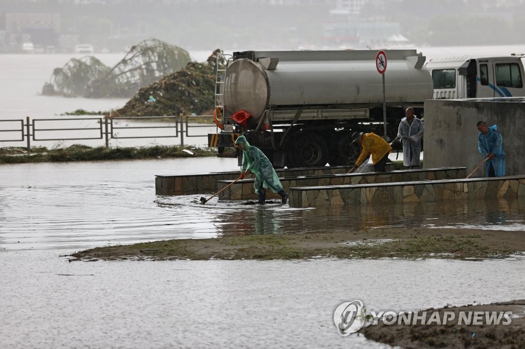 水につかったソウルの潜水橋。９日午前、復旧作業が行われている＝（聯合ニュース）