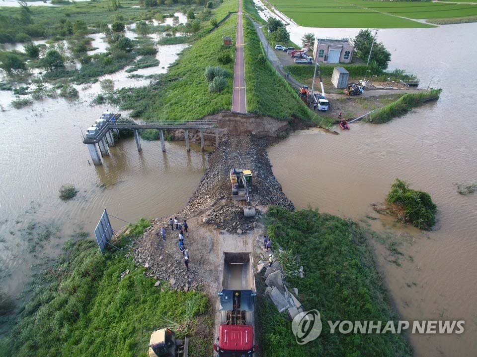유실된 낙동강 둑 복구 작업