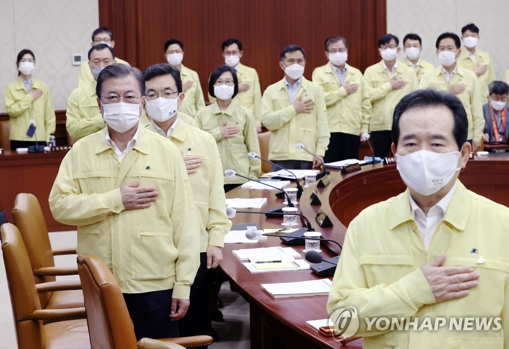 국기에 경례하는 문 대통령