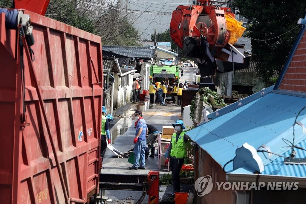수해복구 현장 '폐기물 정리부터'