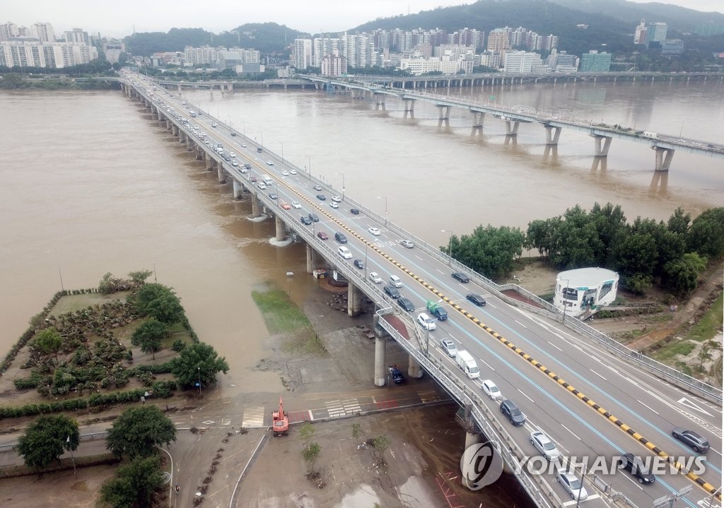 Un parque cubierto de lodo por las fuertes lluvias Un parque cubierto de lodo por las fuertes lluvias