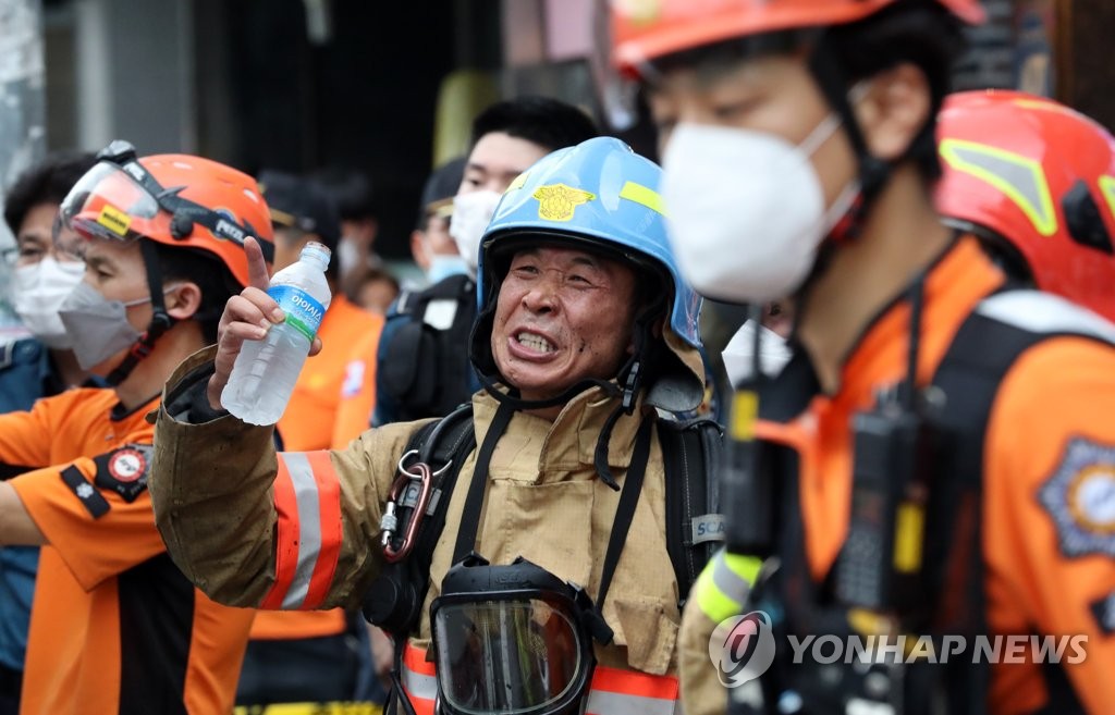 불과 싸우고 더위와 싸우고...