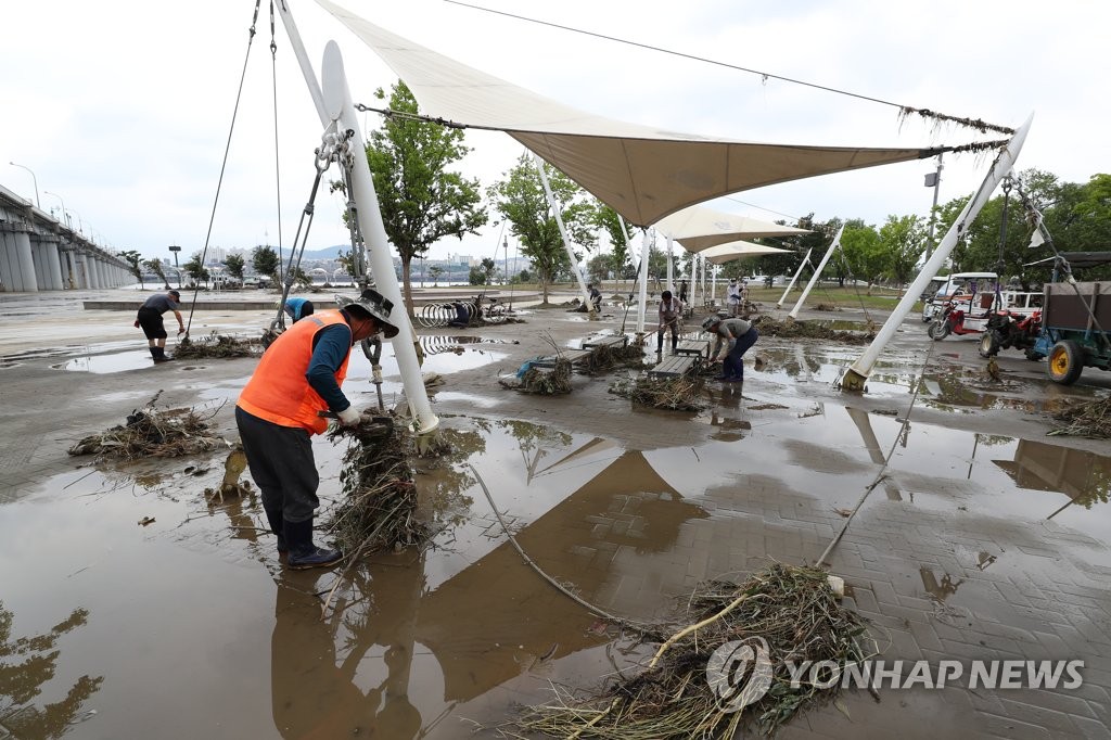 복구 작업 한창인 한강공원