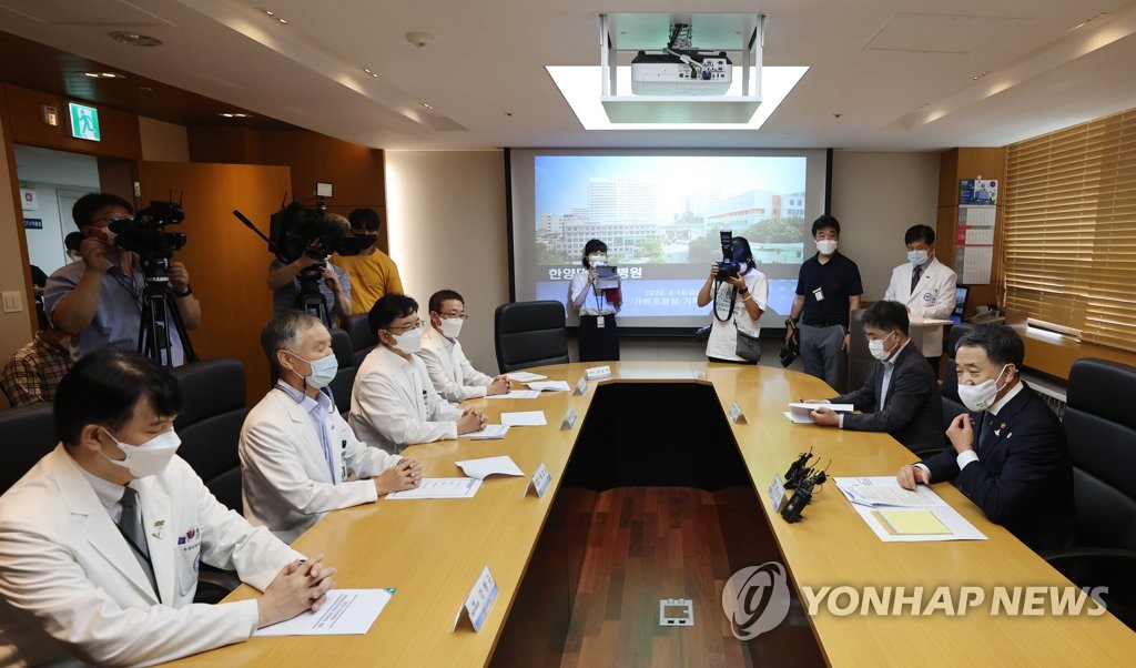 집단 휴진 속 대학병원 찾은 박능후 장관