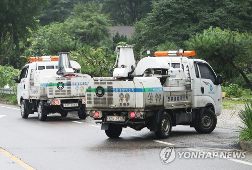 분주하게 움직이는 방역차