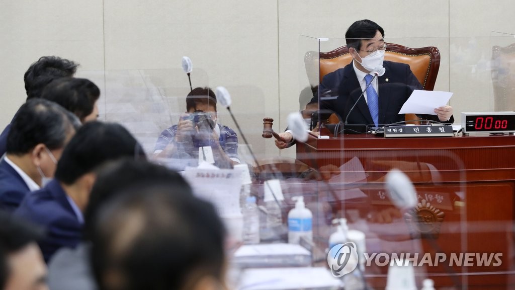 의사봉 두드리는 민홍철 국방위원장