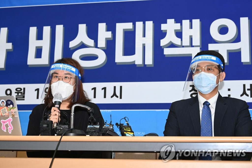 취재진의 질문에 답하는 박지현 대한전공의협의회 위원장