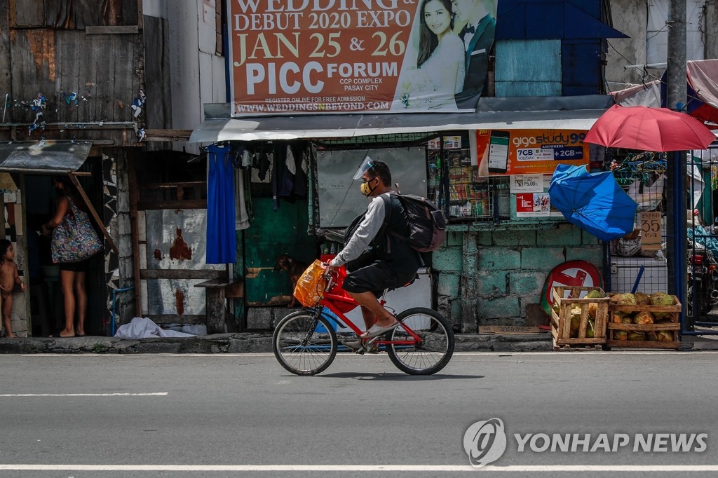 마스크 착용하고 자전거 타는 필리핀 남성