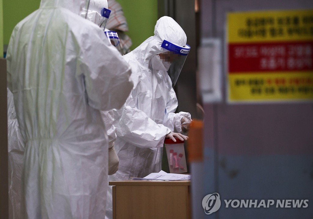 Medical workers are on duty on Sept. 2, 2020, at a hospital in Seoul that reported new coronavirus cases the previous day. (Yonhap)