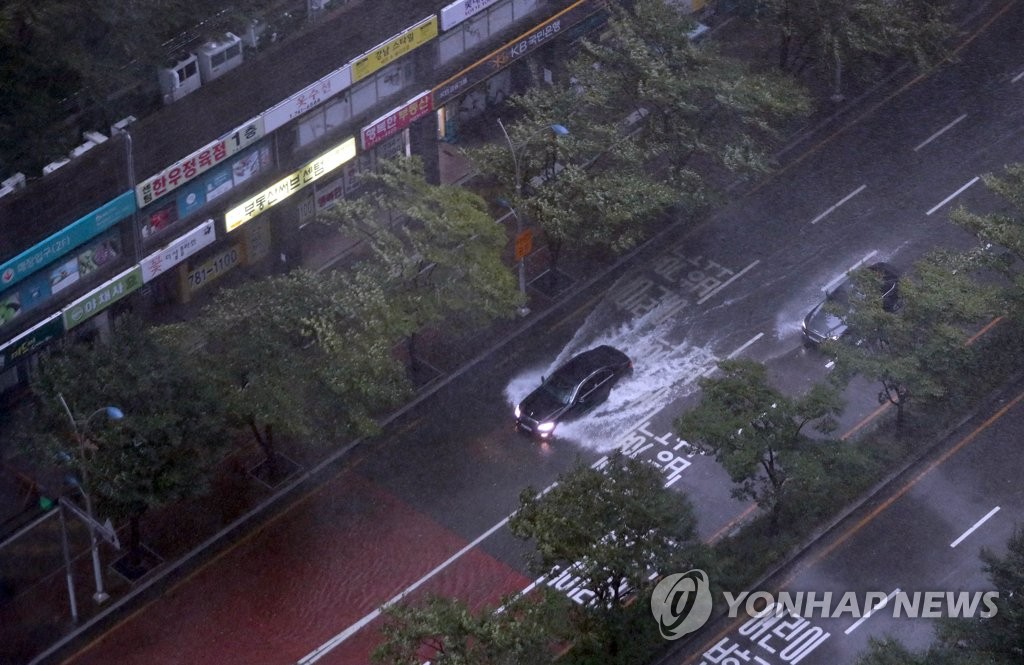 태풍 부산 접근 해운대 도로 침수