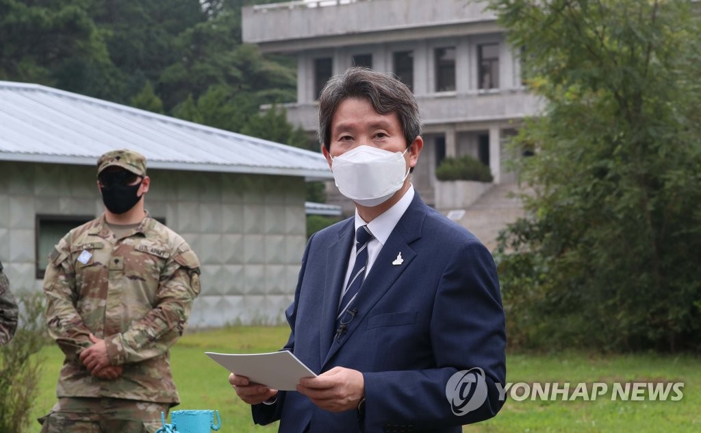 판문점에서 인터뷰하는 이인영 통일부 장관