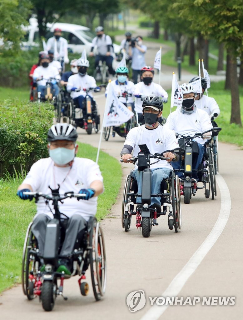 Wheelchair bike riders Wheelchair bike riders