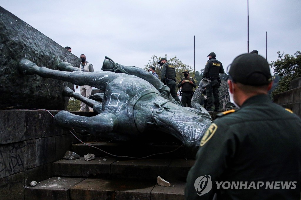 콜롬비아 원주민들이 무너뜨린 스페인 정복자 동상