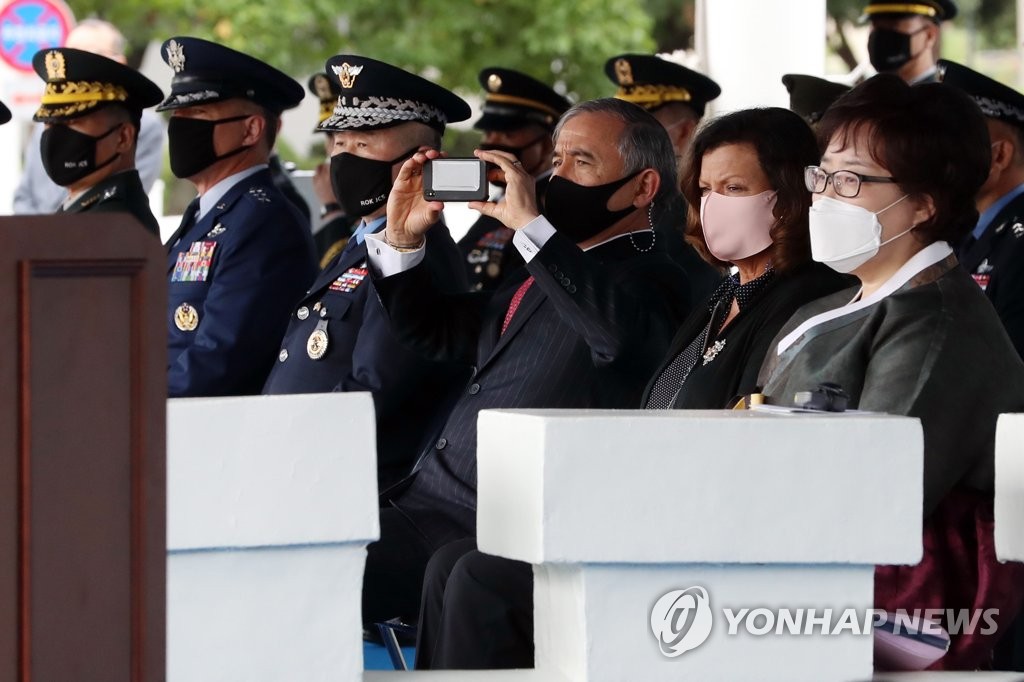 합참의장 환송식 참석한 해리스 주한 미국대사