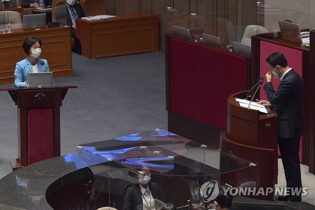 답변하는 추미애 법무부 장관