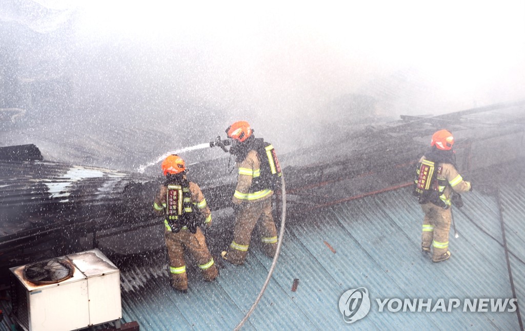 Fire hits traditional market Fire hits traditional market