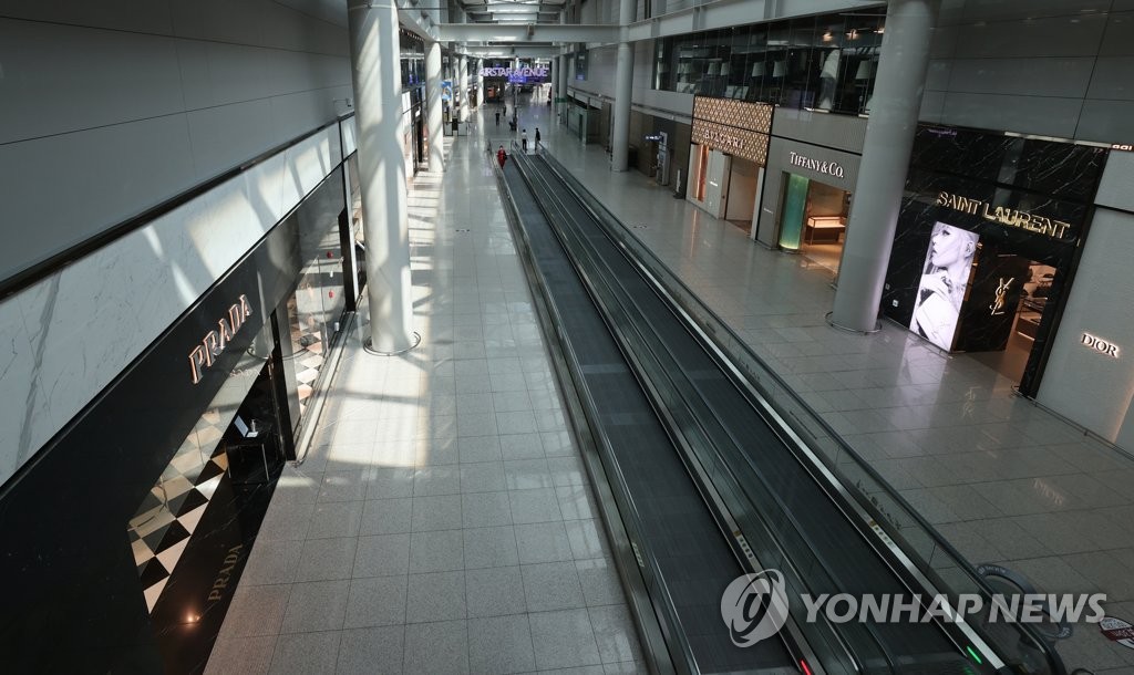 텅 빈 인천공항 면세점