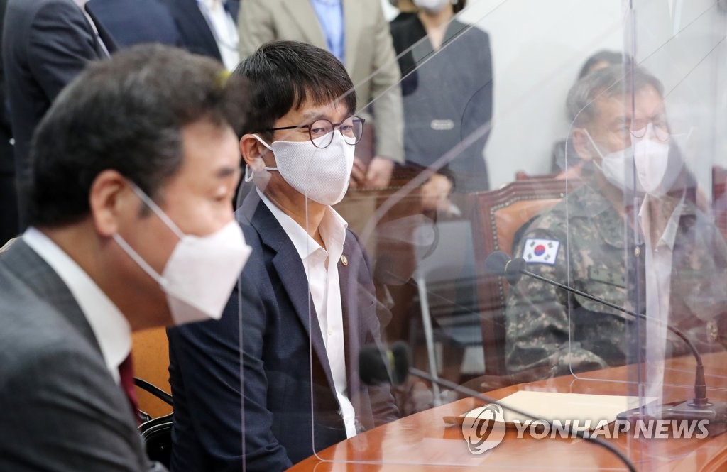 Vice Defense Minister Park Jae-min (C) gives a briefing on North Korea's recent killing of a South Korean civilian to Democratic Party officials at the National Assembly in Seoul on Sept. 24, 2020. (Yonhap) 