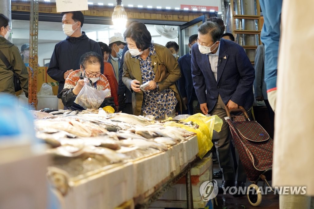 Moon visita un mercado antes de la festividad de Chuseok Moon visita un mercado antes de la festividad de Chuseok