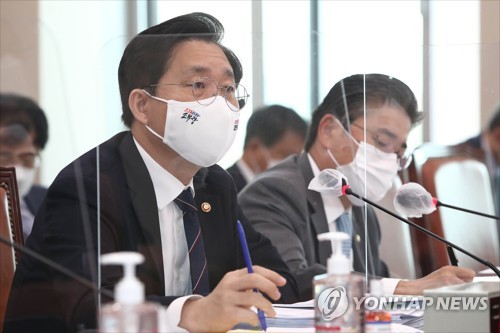 답변하는 성윤모 산업통상자원부 장관