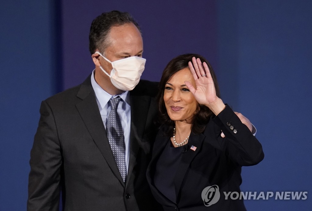 미 부통령 후보 토론회 후 청중에 손 흔드는 해리스 부부