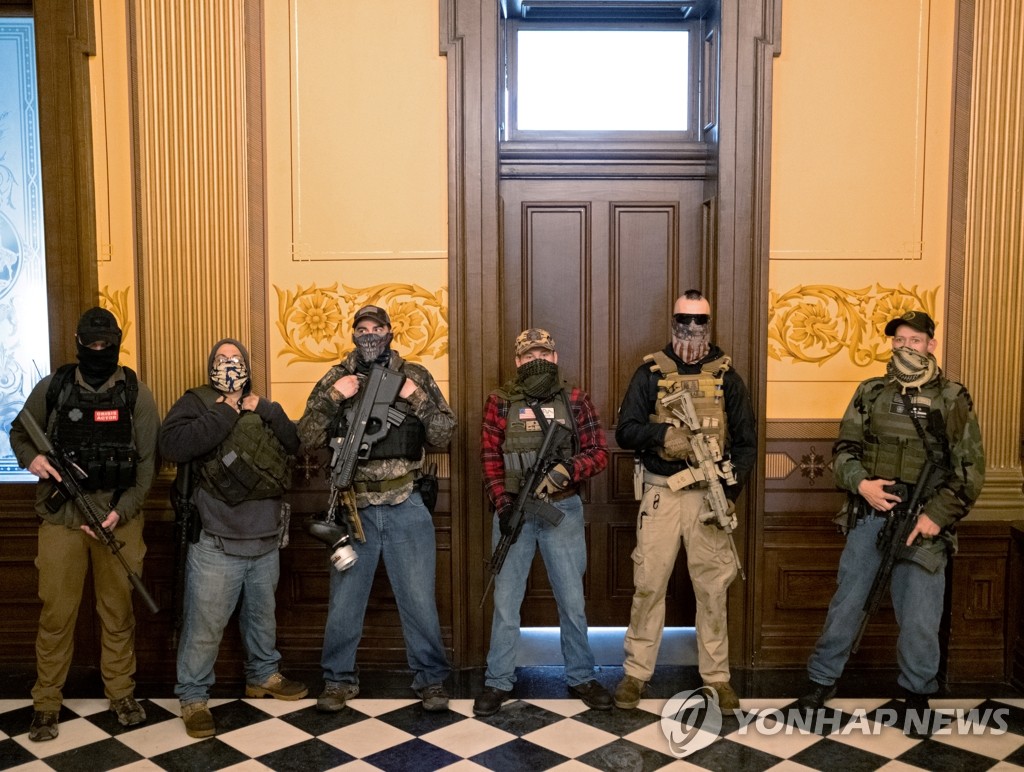지난 4월 미국 미시간주 의사당을 점거한 무장 시위대