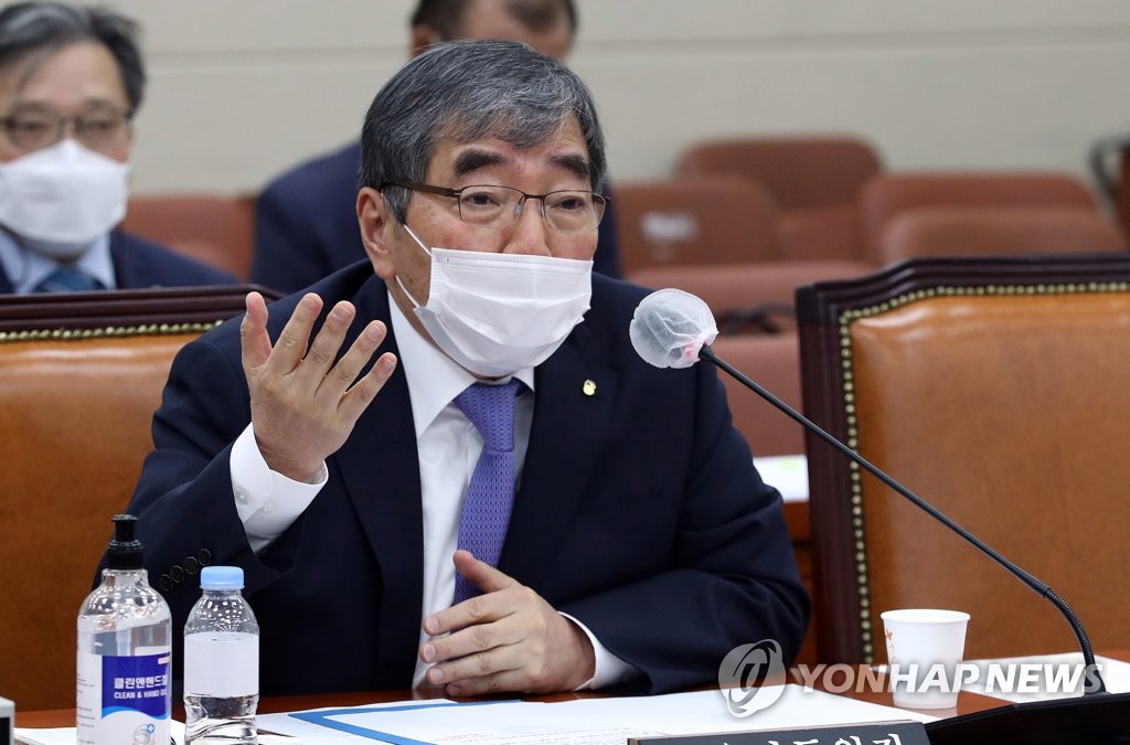 답변하는 윤석헌 금감원장