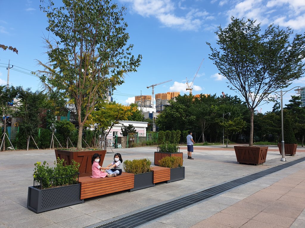駅前に「動く公園」登場 駅前に「動く公園」登場